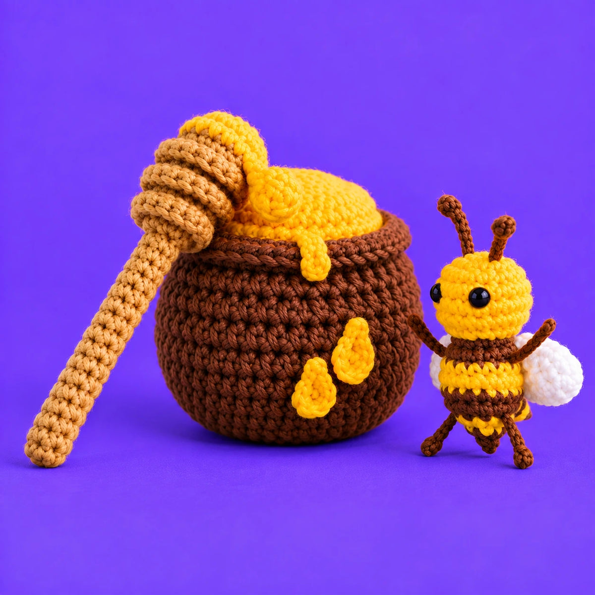 Gabriel & Léna — Le pot de miel au crochet — vue de trois quarts.