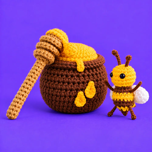 Gabriel & Léna — Le pot de miel au crochet — vue de trois quarts.