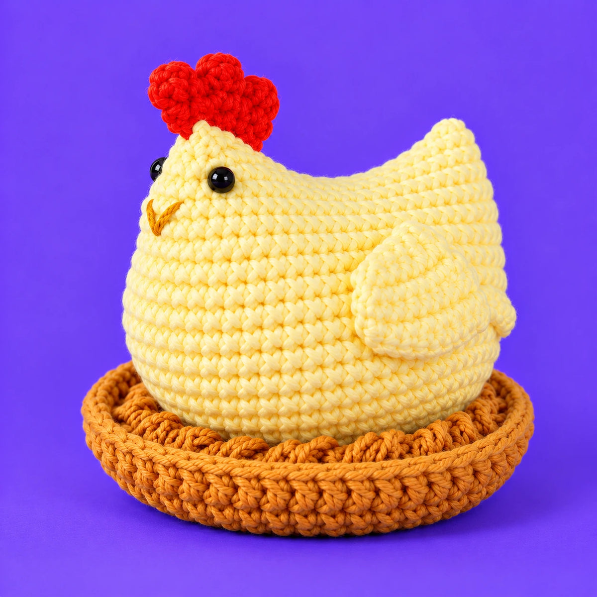 Colette — La poule au nid au crochet — vue de trois quarts.