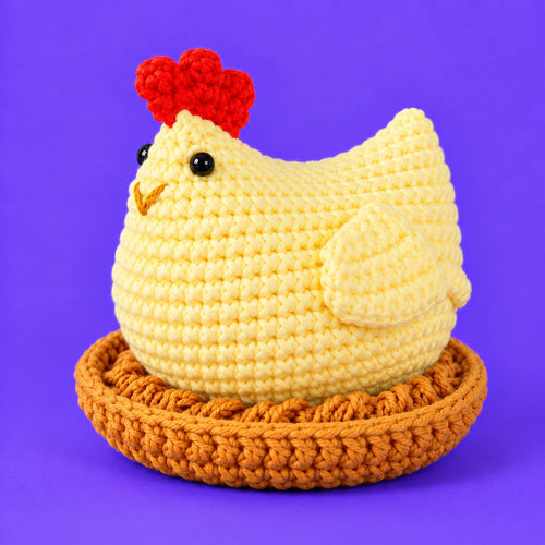 Colette — La poule au nid au crochet — vue de trois quarts.