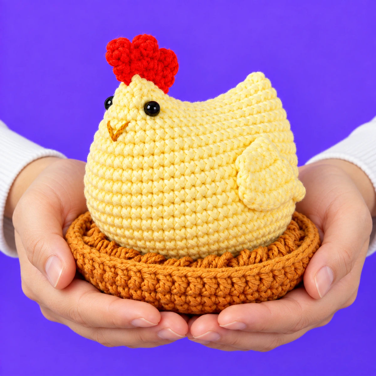 Colette — La poule au nid au crochet — présentation en main.