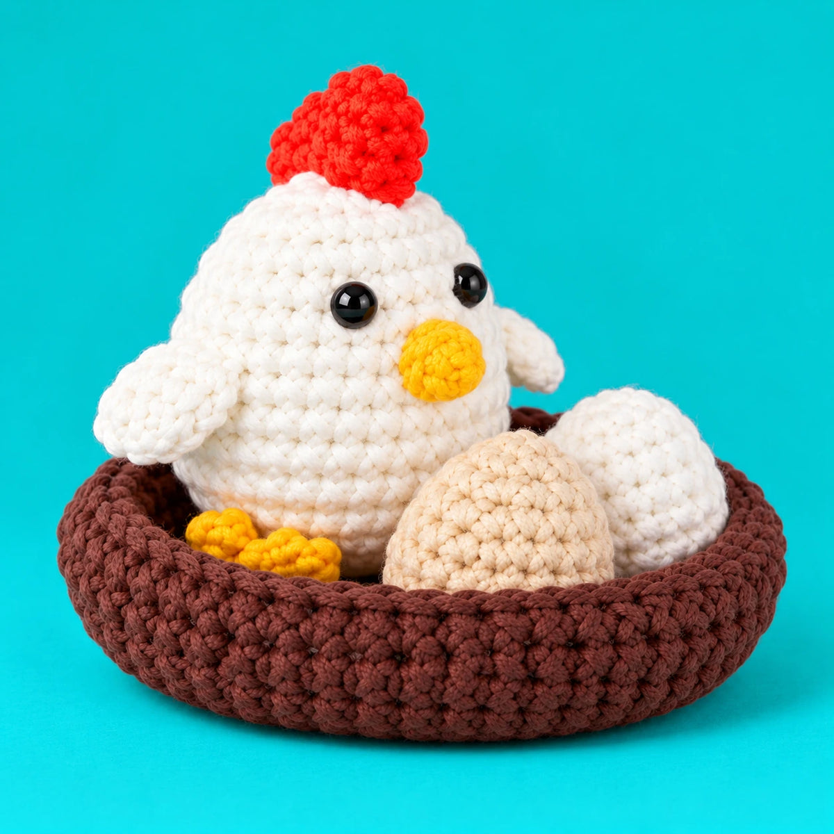 Paulette — La poule et ses œufs au crochet — vue de trois quarts.