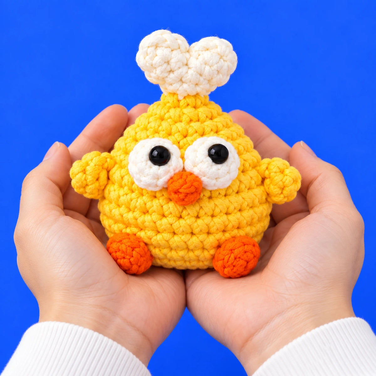 Robin — Le poussin cœur au crochet — présentation en main.