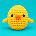 Nino — Le poussin jaune au crochet — vue principale.