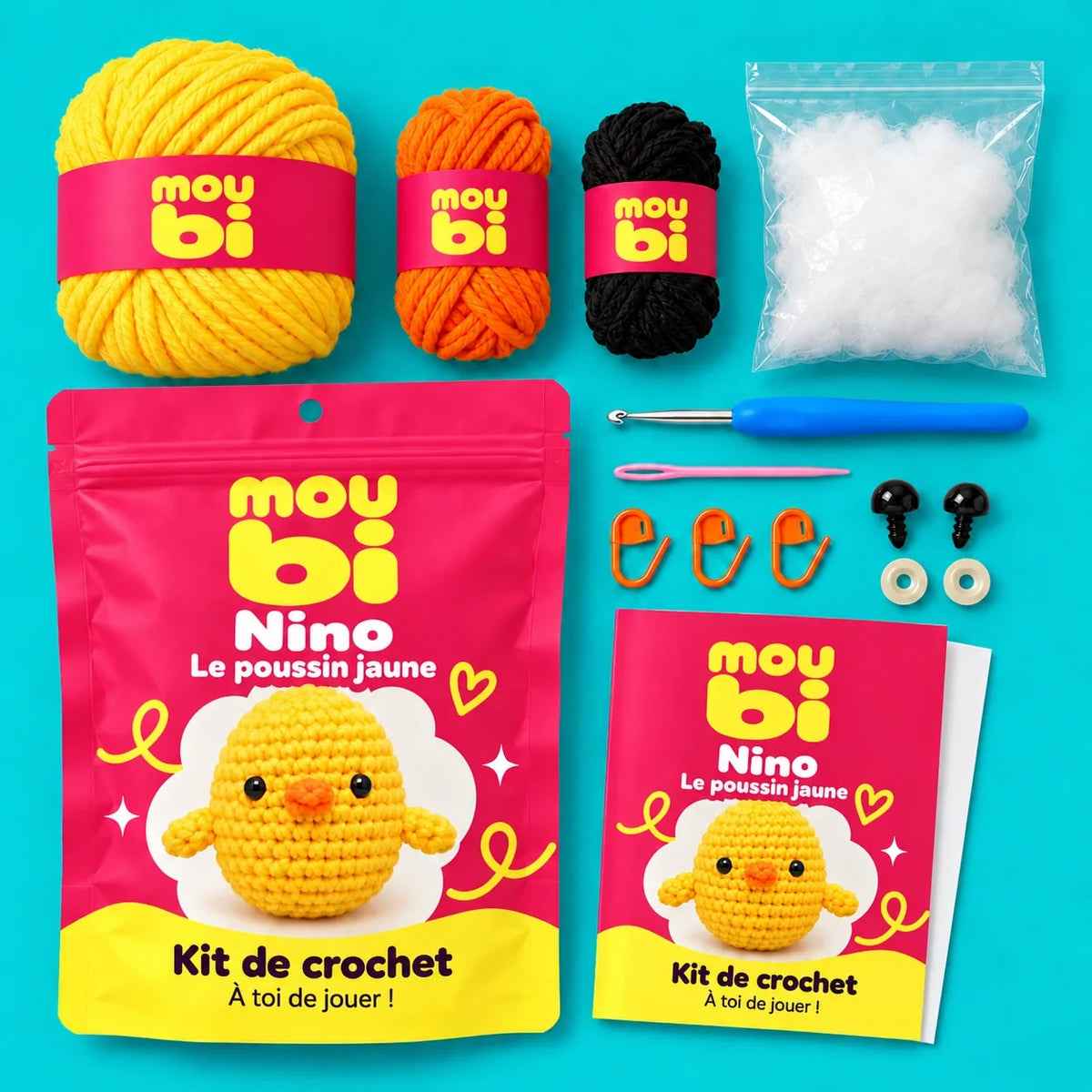 Contenu du kit de crochet Nino, le poussin jaune : fils, crochet, accessoires, sachet et livret Moubi.