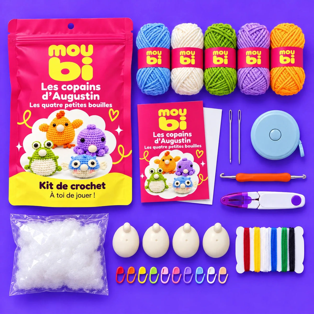 Contenu du kit de crochet Les copains d’Augustin — Les quatre petites bouilles : fils, crochet, accessoires, sachet et livret Moubi.