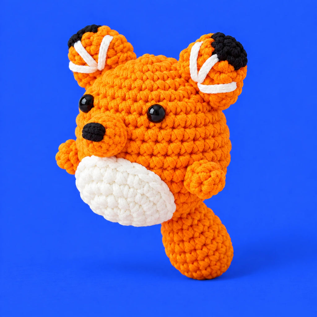Félix — Renard orange au crochet — vue de trois quarts.