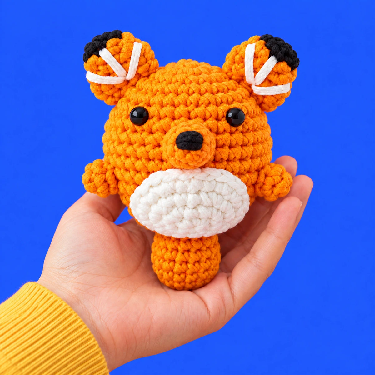 Félix — Renard orange au crochet — présentation en main.