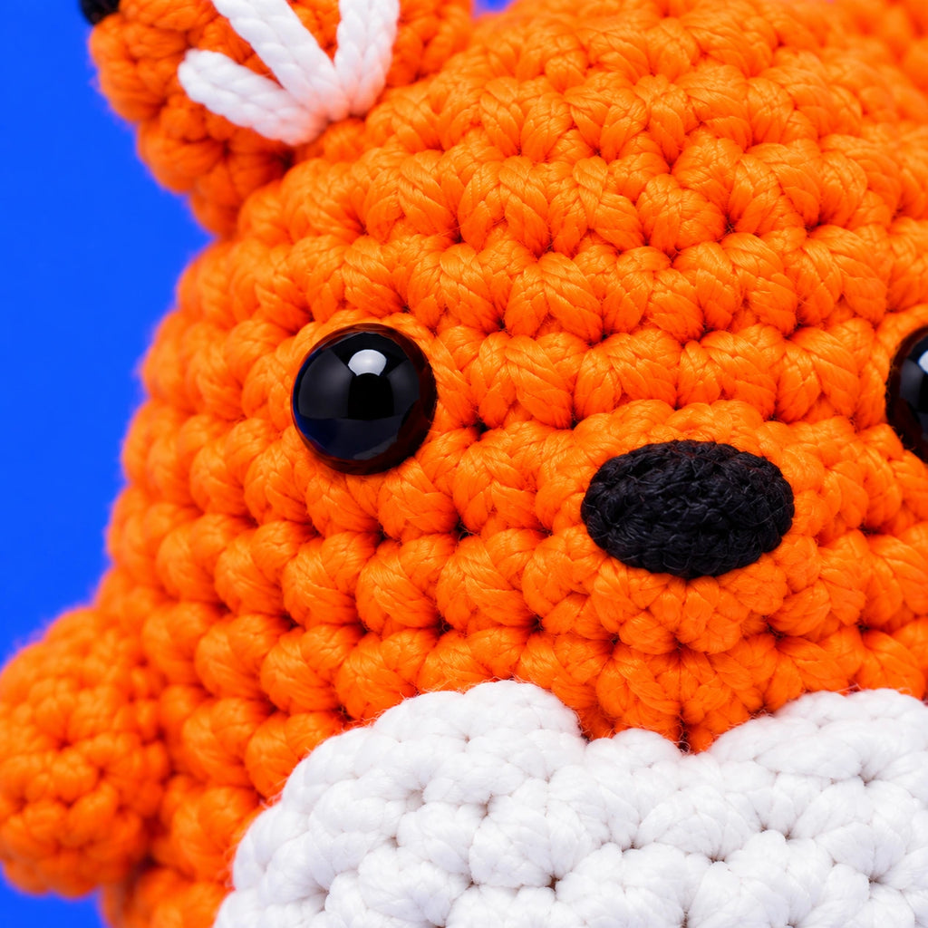 Gaspard — Le renard à queue blanche au crochet — détail des mailles.