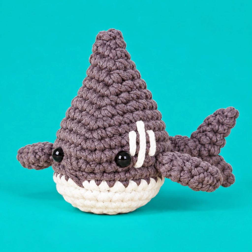 Martin — Requin gris au crochet — vue de trois quarts.