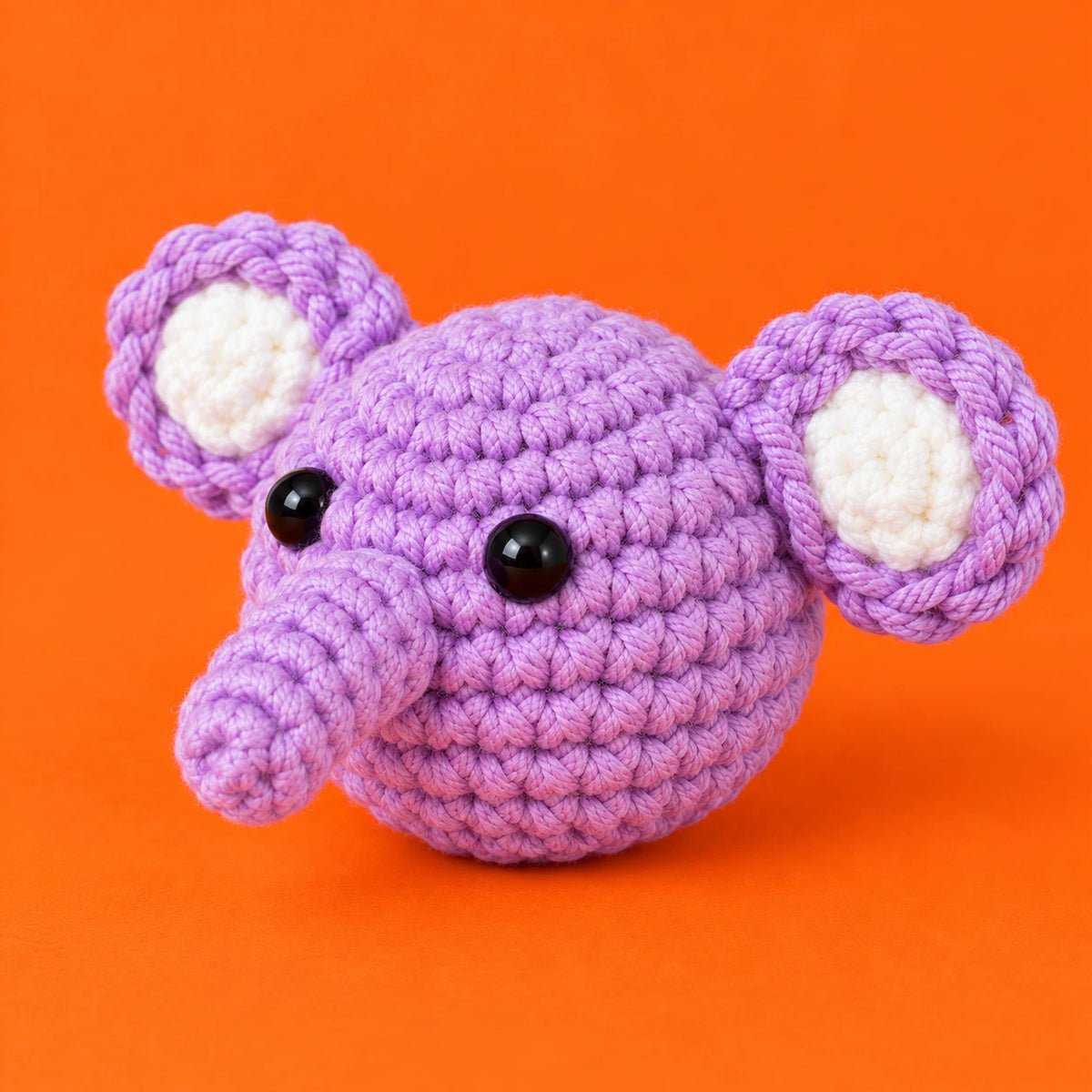 Laurent — La tête d’éléphant au crochet — vue de trois quarts.
