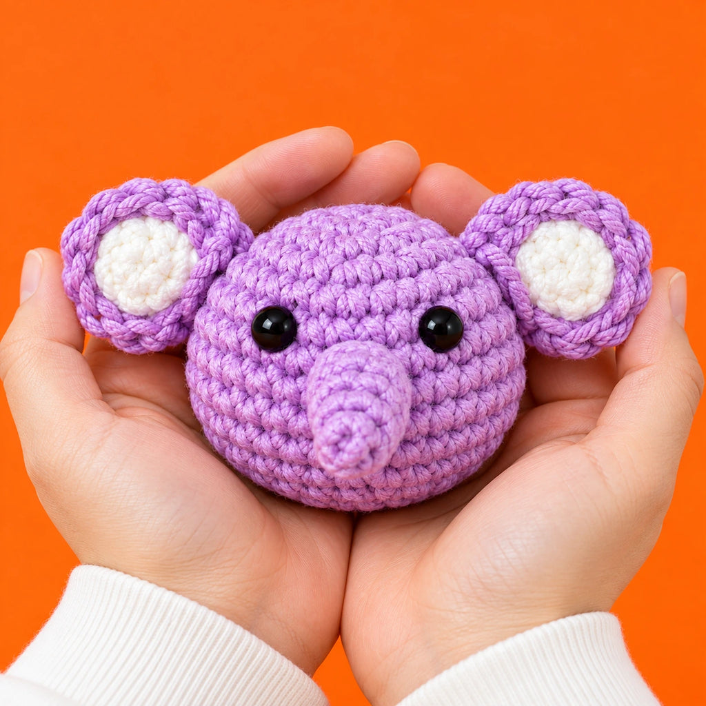 Laurent — La tête d’éléphant au crochet — présentation en main.