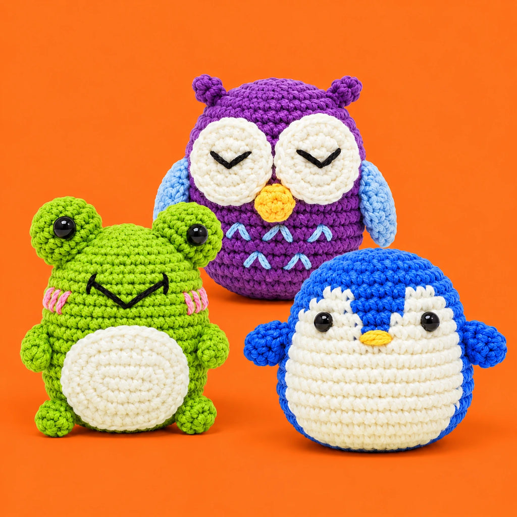 Romy, Olive & Eliott — Grenouille, hibou et pingouin au crochet — vue principale.