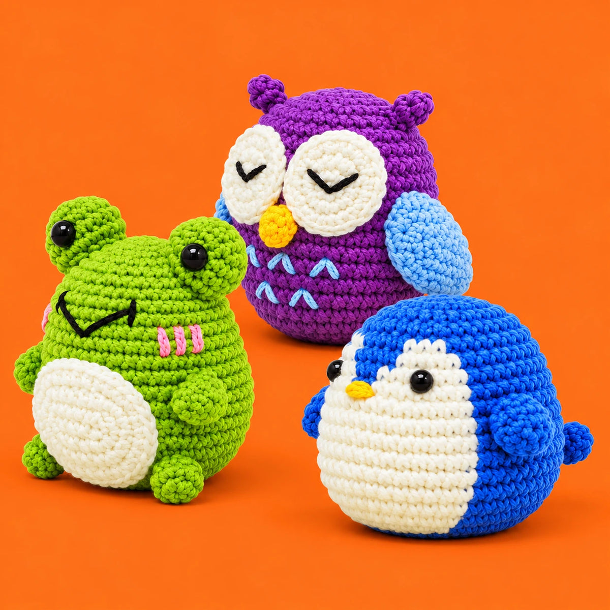Romy, Olive & Eliott — Grenouille, hibou et pingouin au crochet — vue de trois quarts.