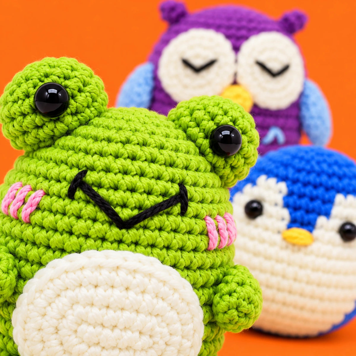 Romy, Olive & Eliott — Grenouille, hibou et pingouin au crochet — détail des mailles.